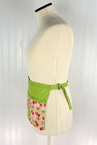 Strawberry Fields SCRAPBUSTER Teacher Apron with pockets, great for vendors with money pocket; servers;  event planner, fits waist up to 40"