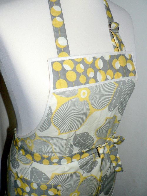 Optic Blossom Retro Chef Apron with pocket, pretty hostess apron, retro kitchen decor, typical one-size-fits-most