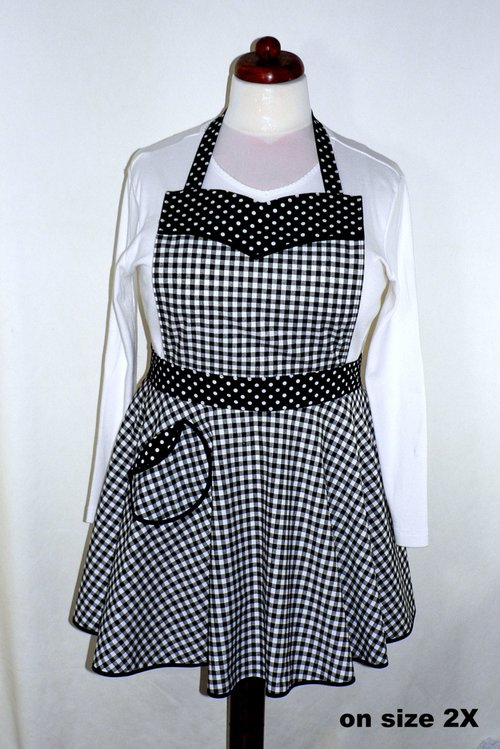 Black Gingham Twirly Skirt Apron, retro 50s circle skirt apron + sweetheart neckline, flirty kitchen apron with pocket, made to order