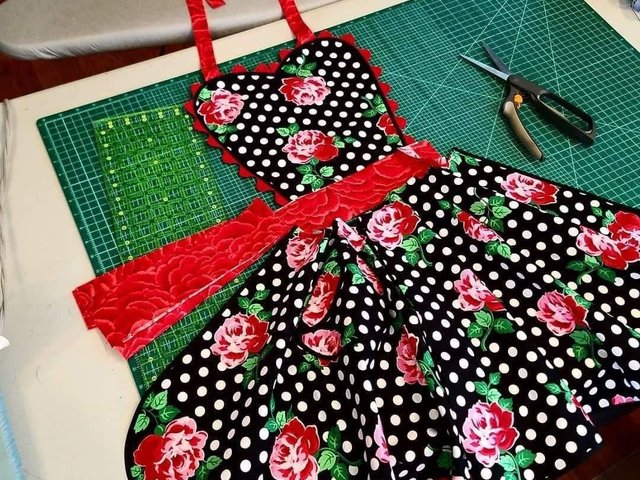 SHIPS FAST~ Retro 50s Twirly Skirt Apron (Polka Dots & Roses on black) heart-shaped bib, flirty photo prop, ready to ship gift for her